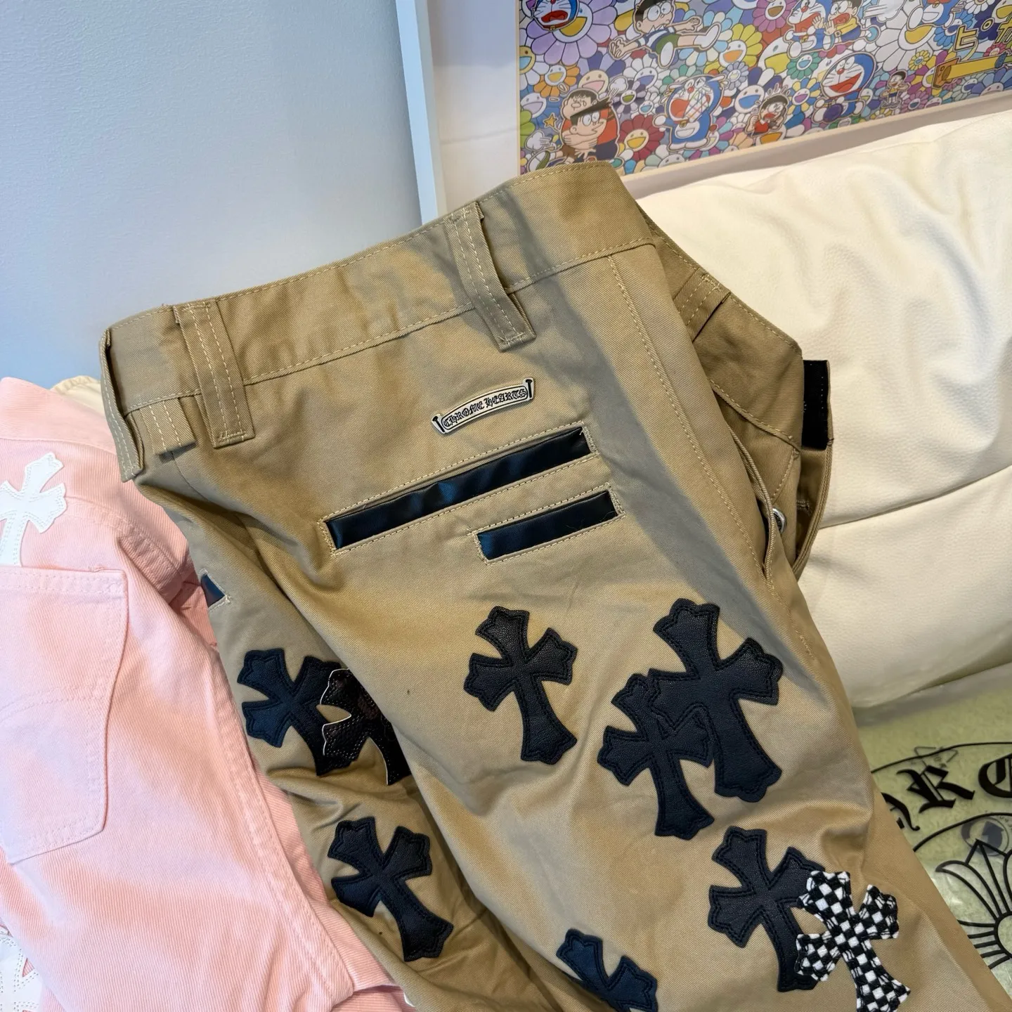 P280 Style number: D310 🔥Chrome Hearts khaki patch leather jeans Size: s-XXL (28 30 32 34 36) Color: Khaki Size reference 28 pants length 100 waist 72 30 pants length 101 waist 76 32 pants length 103 waist 80 34 pants length 104 waist 84 36 pants length 106 waist 88